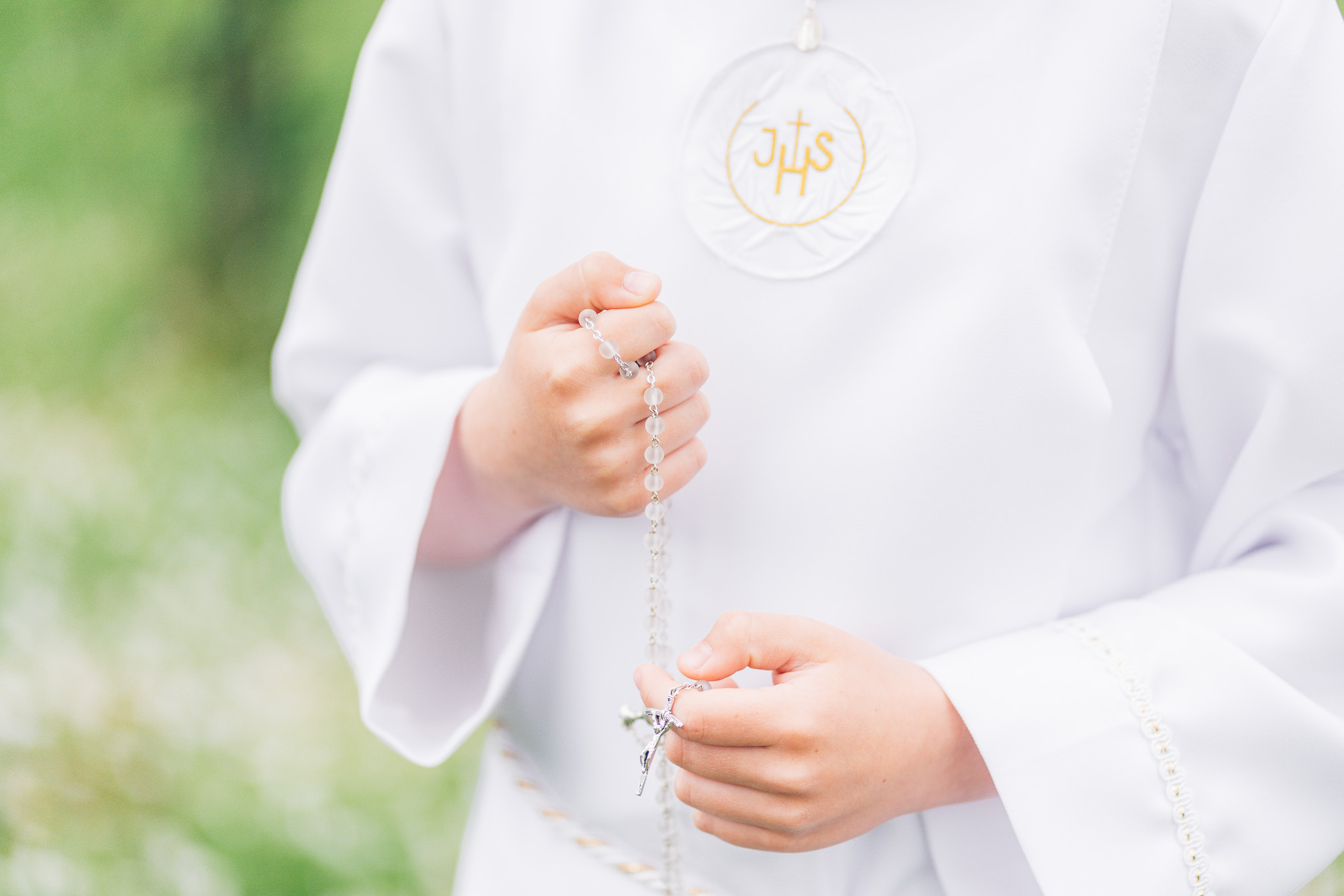 Obrączki ślubne trzymane w dłoniach, detal fotografii ślubnej