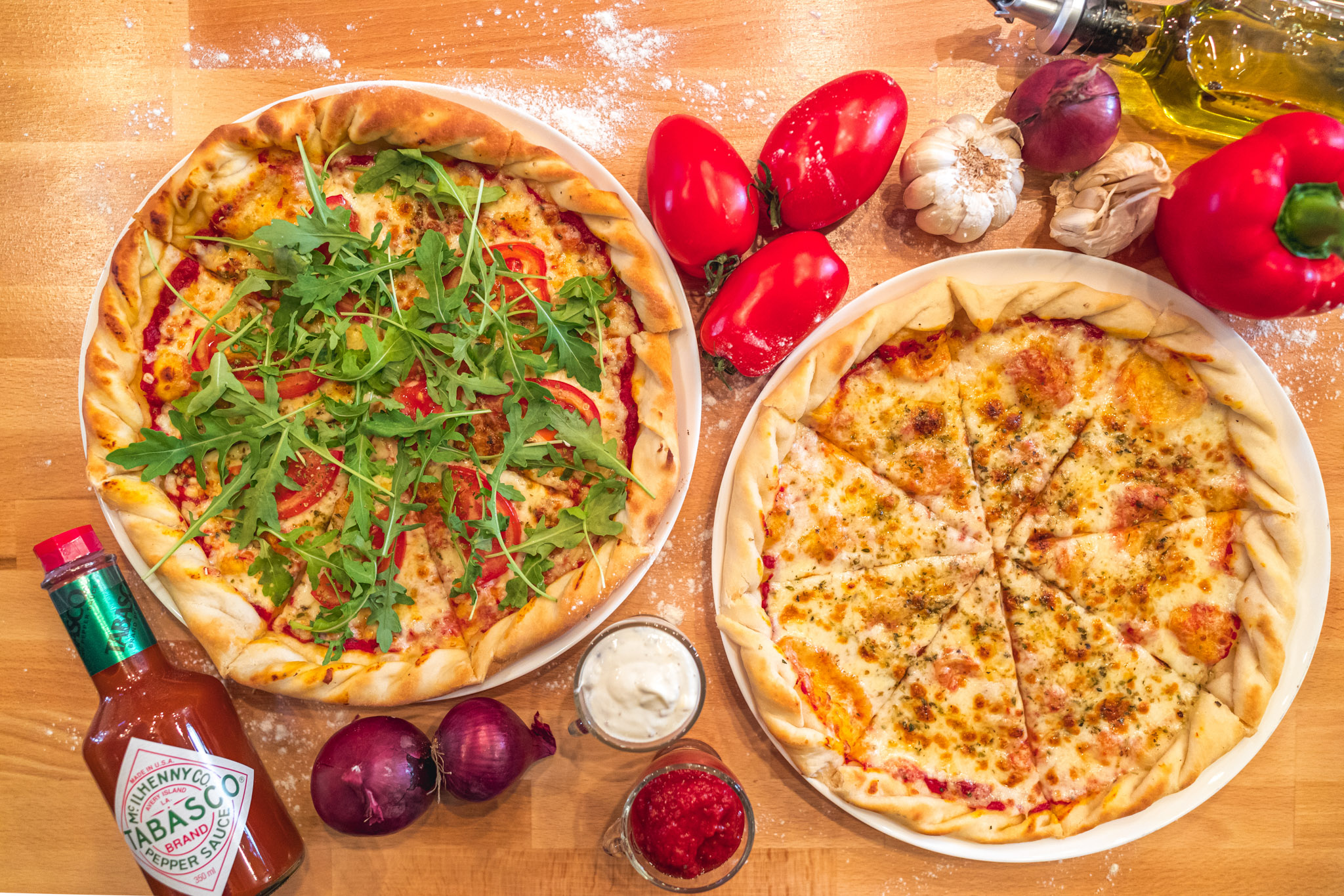 Zdjęcie produktowe pizzy na stole restauracyjnym