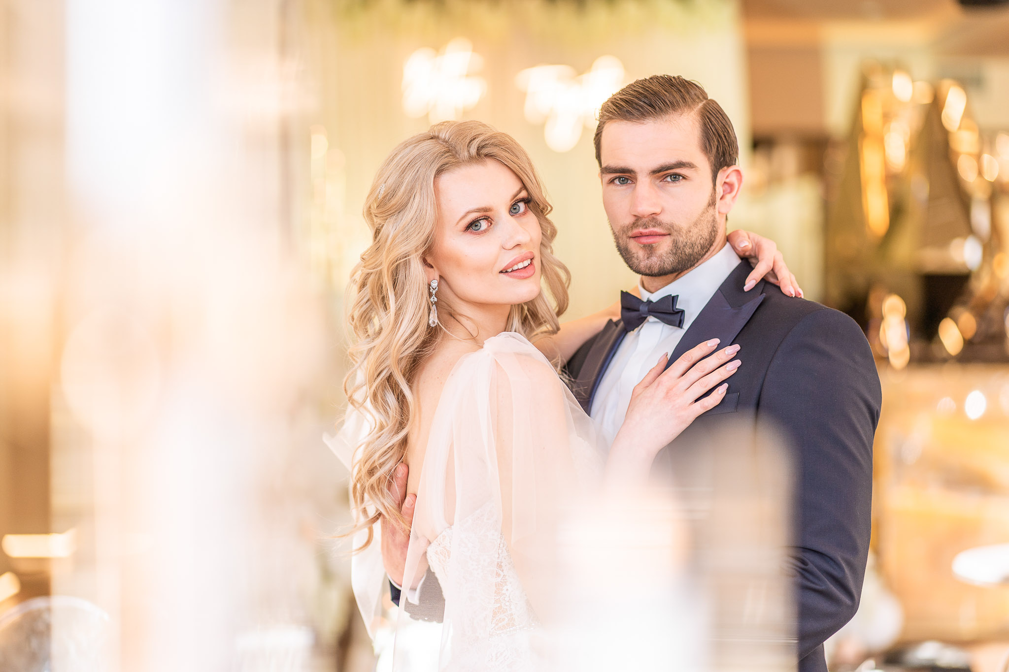 Nowożeńcy w czułym uścisku, portret ślubny