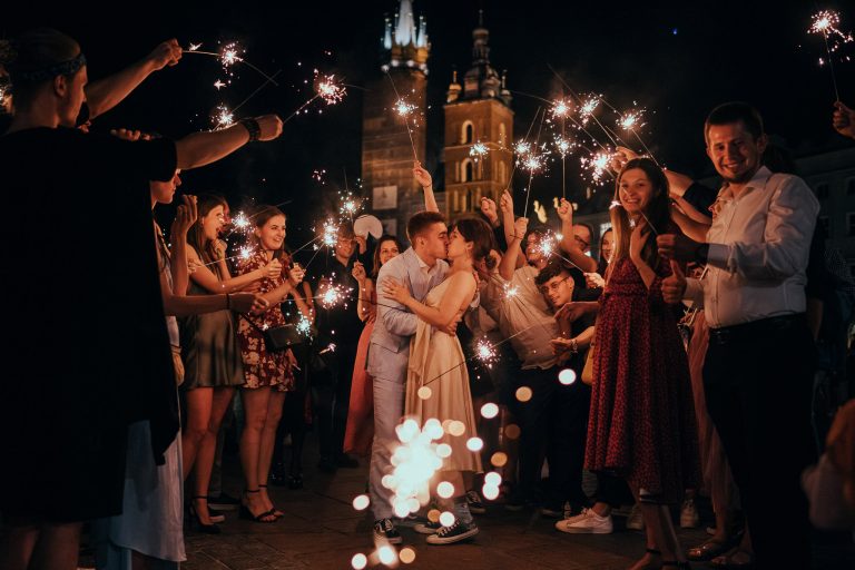 Wjazd pary młodej ze zimnymi ogniami, wesele Kingi i Krzysztofa